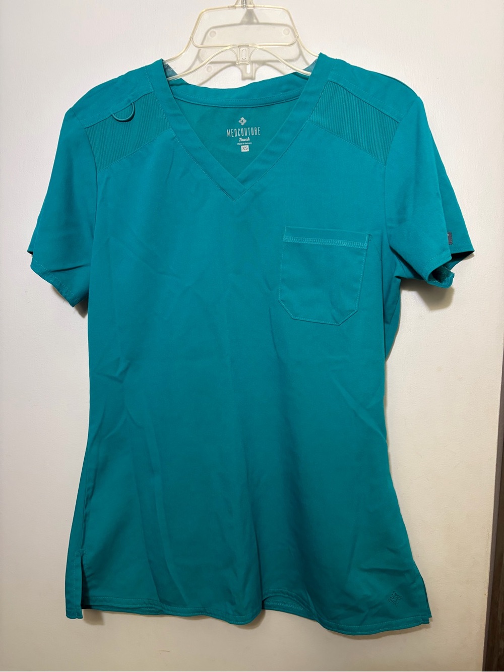 Med Couture Touch teal Women's Scrub Tops V-Neck Tuck-in
Top with 1 Pocket